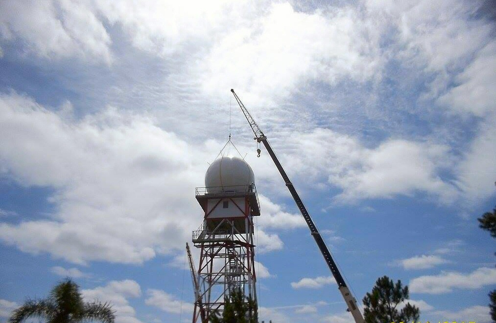 La antena y el domo ya están apoyados sobre la torre, listos para ser instalados.