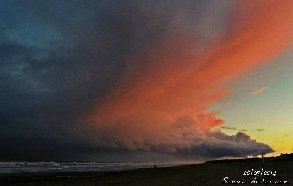 Atardecer. Nubes asociadas a chaparrones de nieve en Necochea, en la costa atlántica de Buenos Aires (Sebastián Andersen).