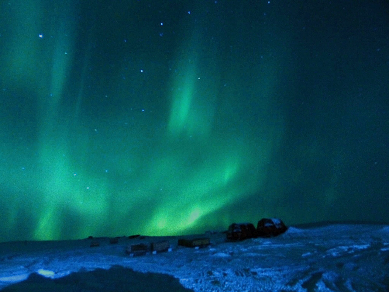 Luces majestuosas. Hermoso paisaje nocturno en la Antártida Argentina (Est. Meteorológica Base Belgrano).