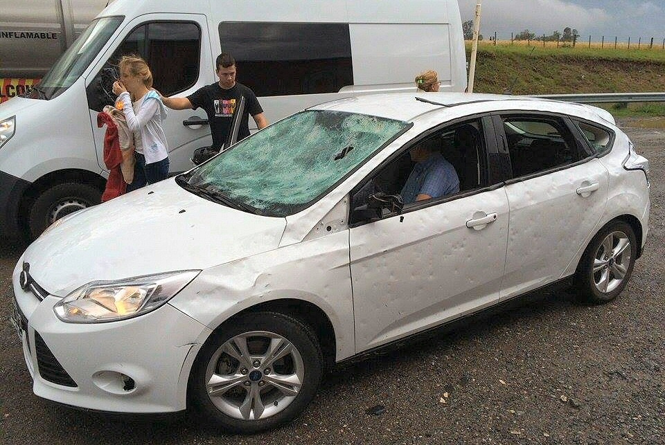 Un auto prácticamente destruido por una fuerte granizada en la autopista Rosario - Córdoba el 18 de noviembre (Gustfront).
