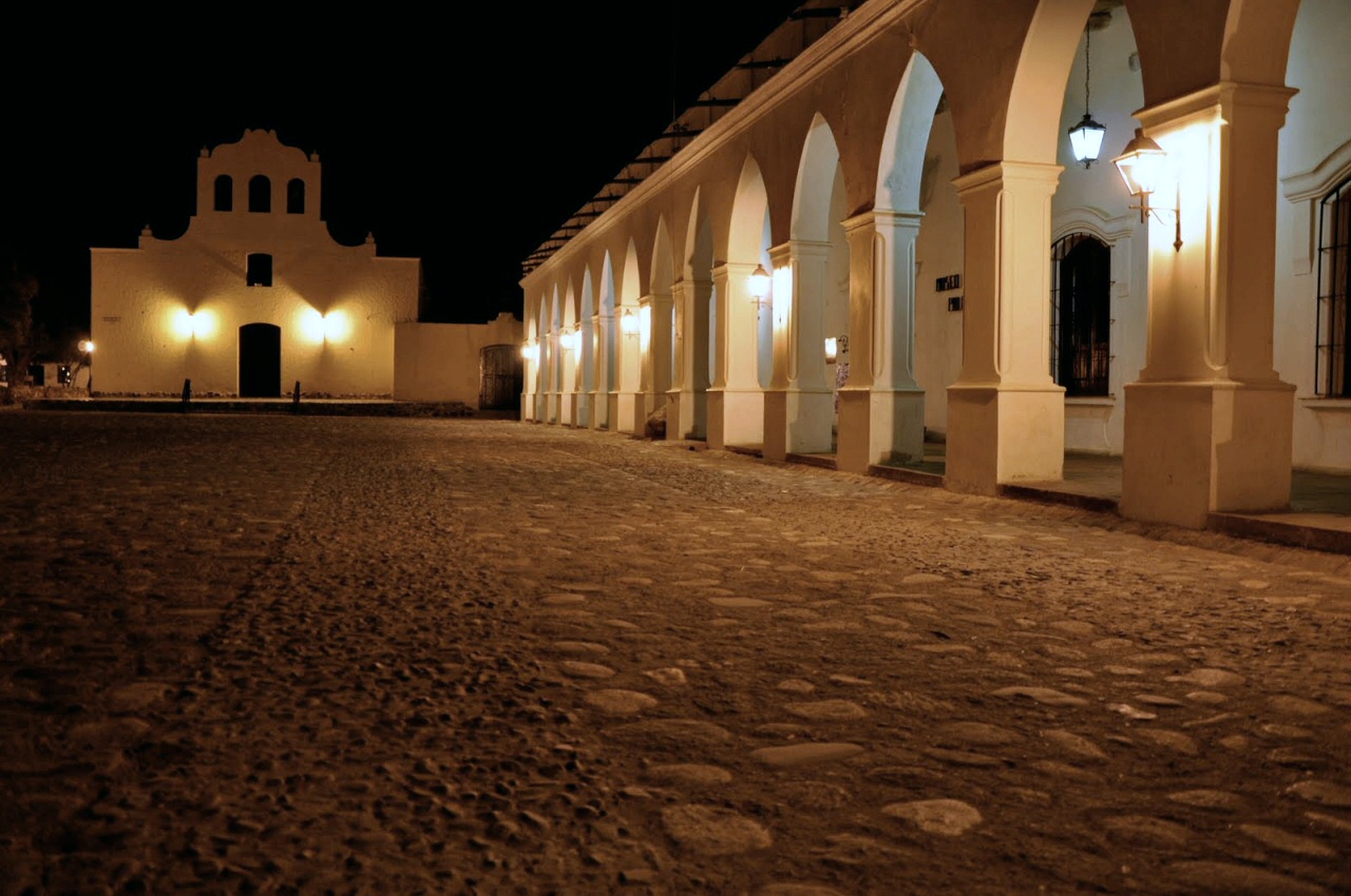 En la noche, la iglesia y la plaza principal cobran un tono mas íntimo, junto con las guitarras de fondo.