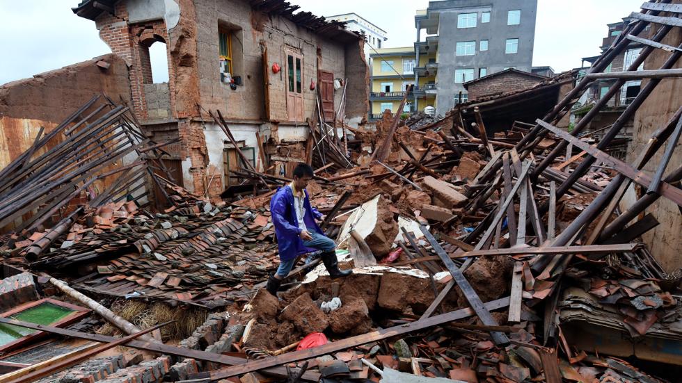 Un hombre camina entre las casas dañadas en Putián, al sur de China el 9 de julio (Weather.com)