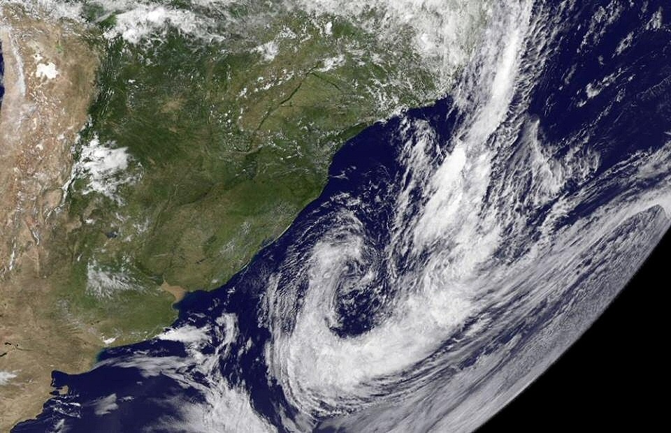 Vista satelital del ciclón subtropical Bapo en las costas del sur de Brasil el 8 de febrero (NASA).