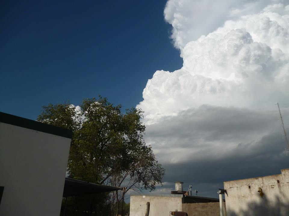 Vista de la celda convectiva de General Acha desde el patio trasero de una casa (Nestor Aranda).
