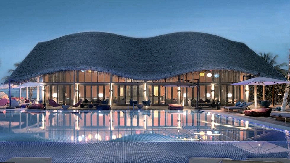 El resort aprovecha el entorno de la isla al mismo tiempo que integra los paneles solares a su diseño (Finolhu Villas resort).
