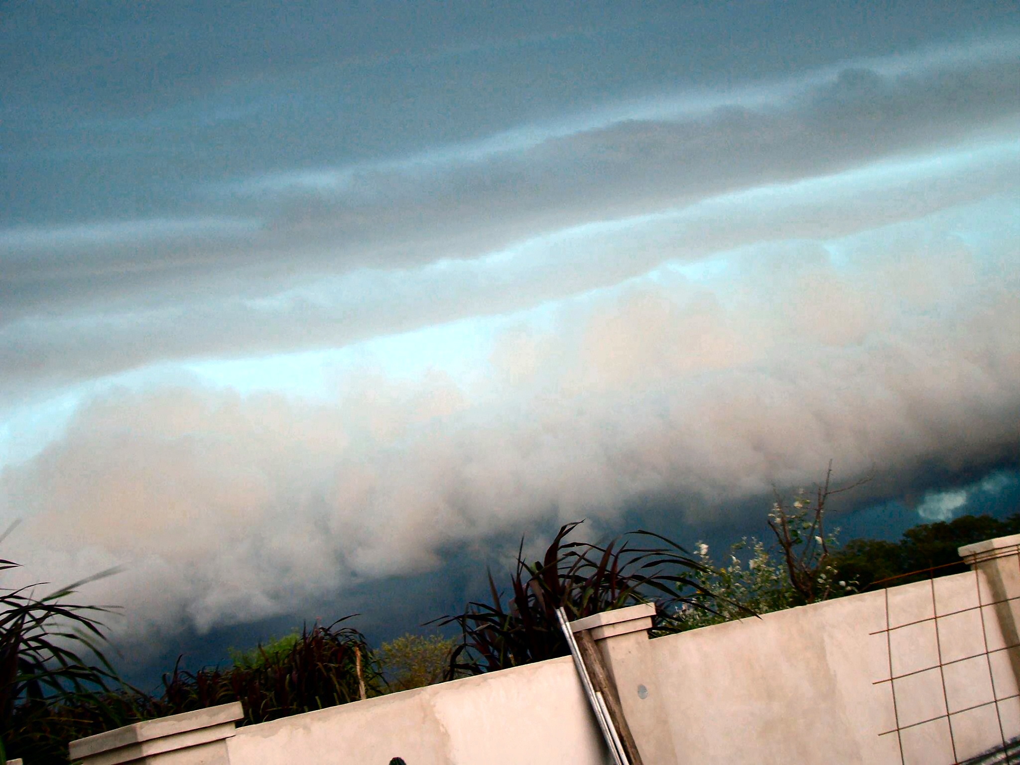Imponente llegada de un frente de ráfagas de una tormenta severa en San Justo, Santa Fe.
