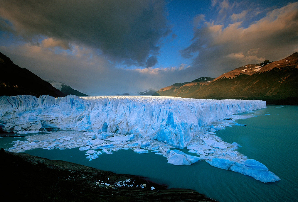 Glaciares. El Perito Moreno es el emblema de los glaciares Patagónicos, imponente en su tamaño, colores y sonidos.