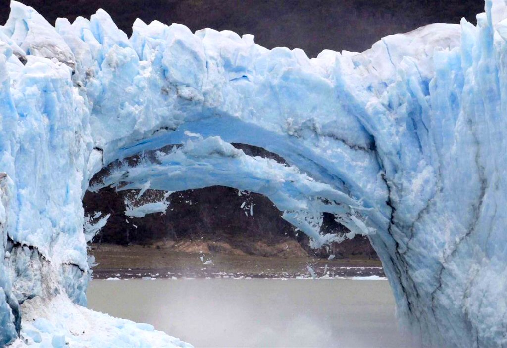 El glaciar Perito Moreno se impone en el paisaje con sus dimensiones y colores (redes sociales).
