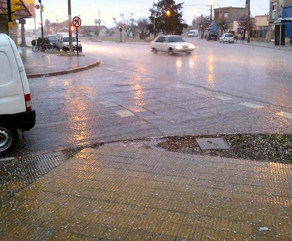 Granizo y lluvia. Luego del granizo, continuó lloviendo en Santa Rosa, La Pampa (vía GustFront).