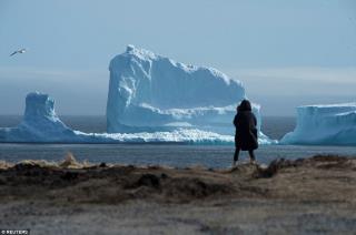 Imponente iceberg asombra a un pueblo de Canadá
