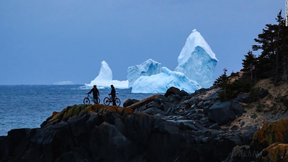 Un gran iceberg apareció el domingo frente a las costas del puebo de Ferryland, en Canadá, ofreciendo una postal imponente (Redes sociales).