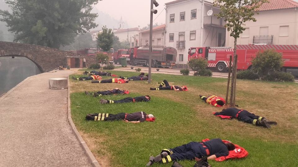 Los bomberos intentan descansar en medio de la ardua tarea que ya lleva mas de tres jornadas (Redes sociales).