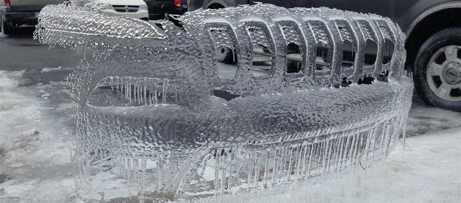 Surrealista. El frente del jeep quedó inmortalizado en una capa de hielo en Greenville, Estados Unidos (TWC).