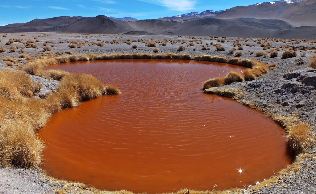 Una de las tres lagunas Ojos del Campo, de un impactante color anaranjado, casi rojizo (Redes sociales).