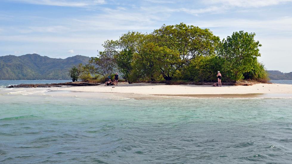 Indonesia es otra región llena de paraísos naturales, como la isla de Lombok que ofrece playas, cascadas, montañas y surf. (Getty Images)