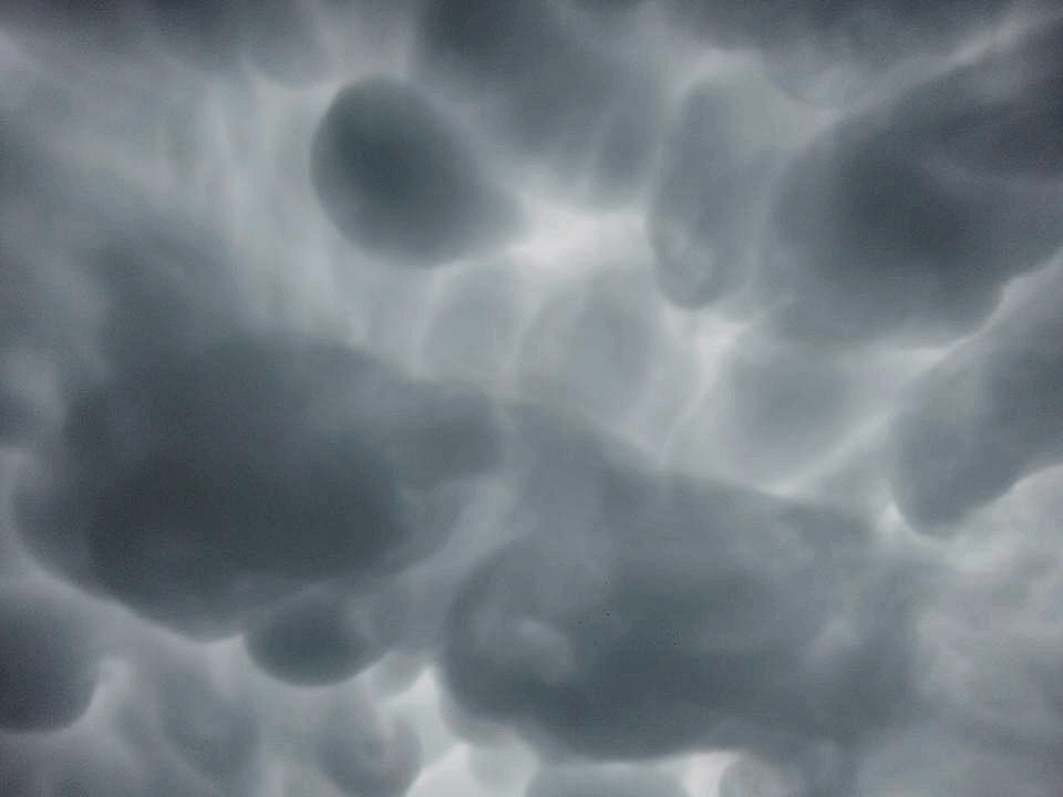 Impactante formación de mammatus, asociadas a una tormenta que se formó en la costa atlántica (Marcela Echarren).