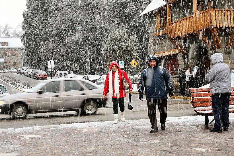 Ciudad blanca. El centro de Bariloche comenzó a teñirse de blanco gracias a la nieve (RioNegro.com.ar).
