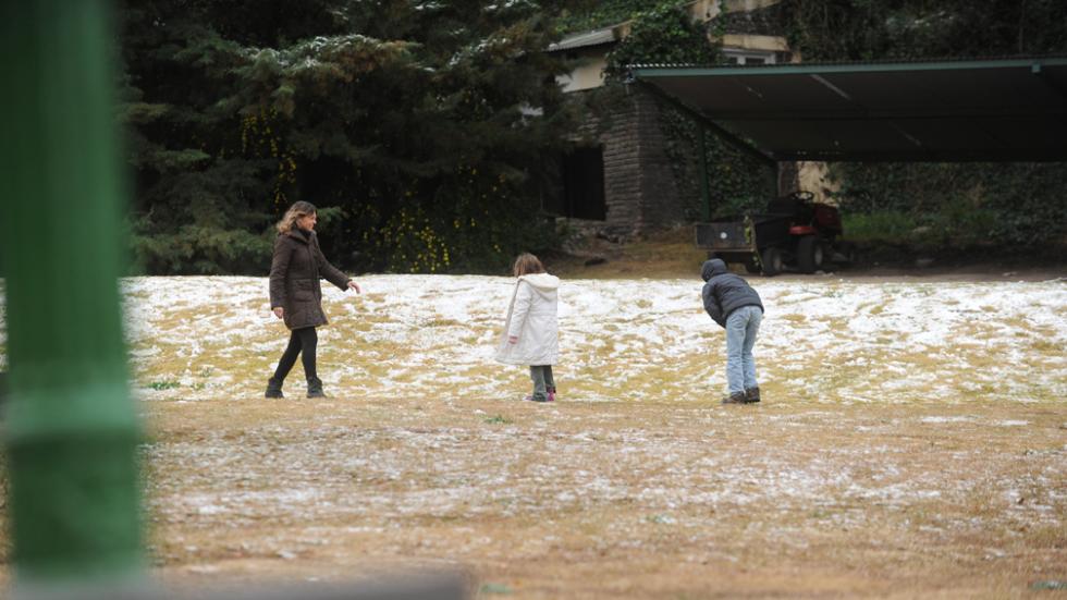 Diversión. Una familia se entretiene en un parque nevado en las sierras de Córdoba (LaVoz.com.ar).