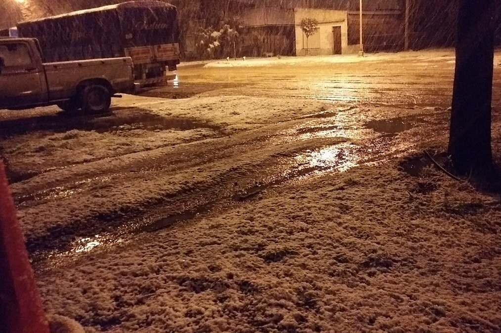 La nieve se hizo presente en La Dulce, cubriendo el suelo y los vehículos (Gustfront).
