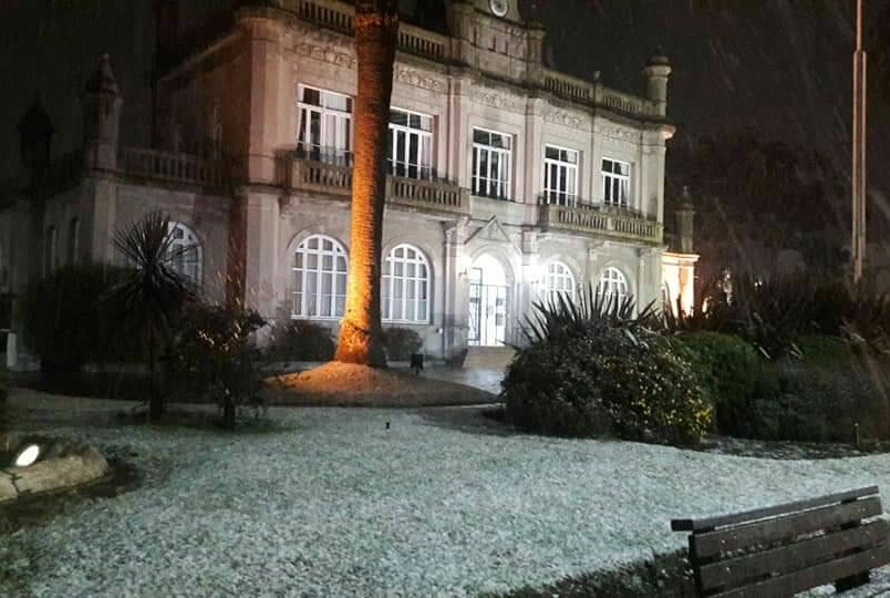 En Lobería, las plazas quedaron blancas por la nevada nocturna (Gustfront).