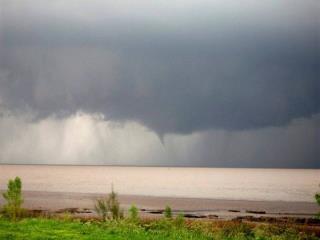 Nube embudo en el Río de la Plata