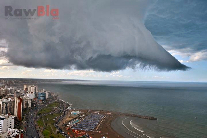 Impactante nube pared vista desde la playa en Mar del Plata (Gustfront).