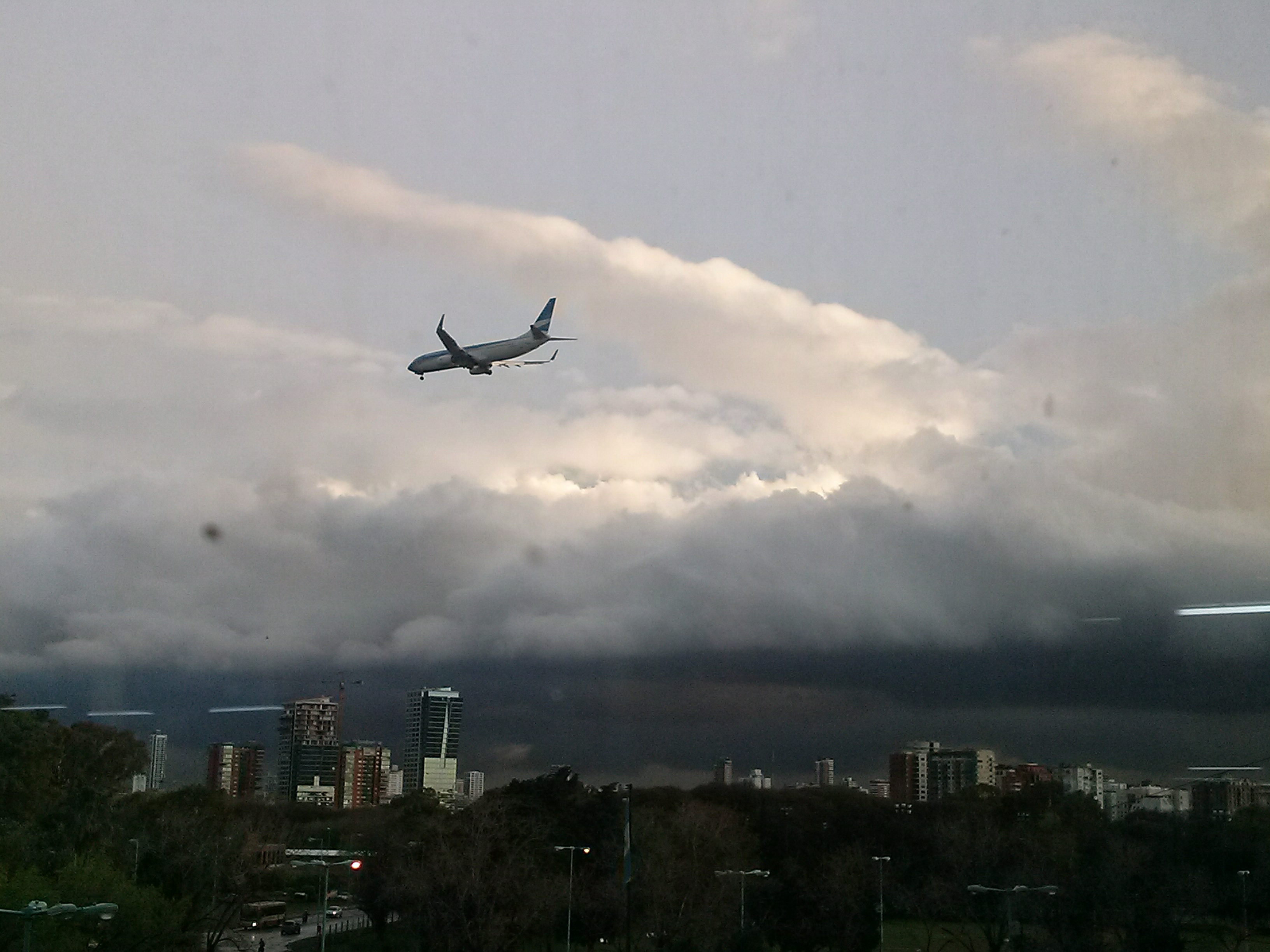 Avión y nubes. La banda nubosa aparece por detrás de un avión en Buenos Aires (Foro Gustfront).