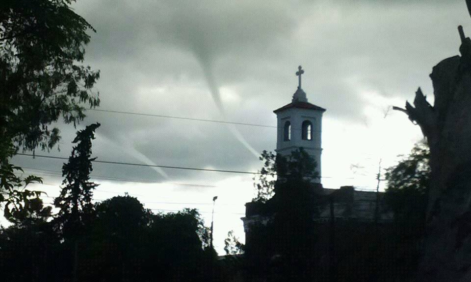 Hermosa e inquietante postal. Así se veían las nubes embudo detrás de la iglesia en Bandera, Santiago del Estero (TN y la gente).