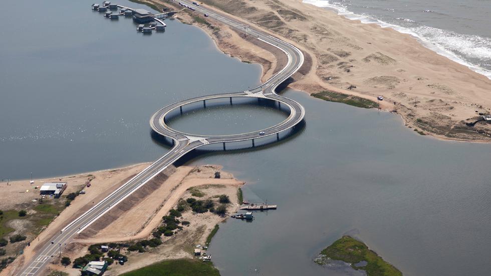 El puente circular Laguna Garzón une los departamentos de Rocha y Maldonado en Uruguay. (Flickr/Jimmy Baikovicius)