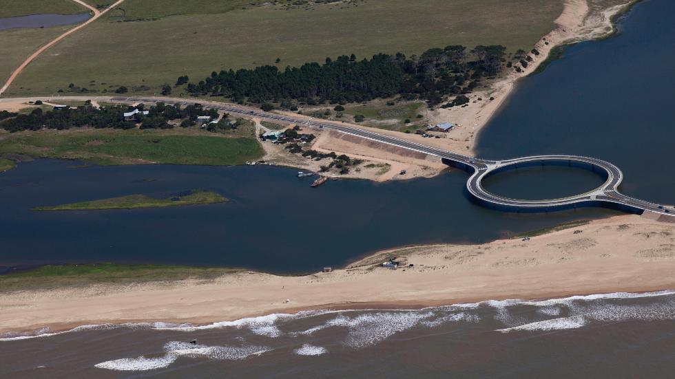 El puente circular Laguna Garzón une los departamentos de Rocha y Maldonado en Uruguay. (Flickr/Jimmy Baikovicius)