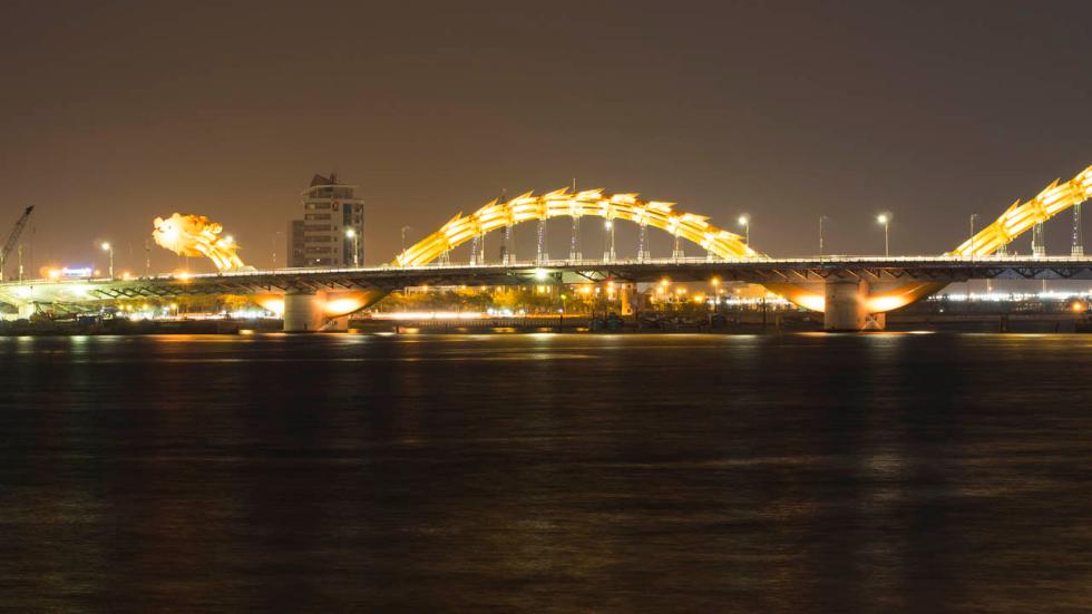 El Puente Dragón se ubica sobre el río Han in Da Nang en Vietnam. Respira fuego dos veces a la semana. (Wikimedia)