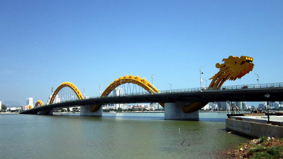 El Puente Dragón se ubica sobre el río Han in Da Nang en Vietnam. Respira fuego dos veces a la semana. (Wikimedia)