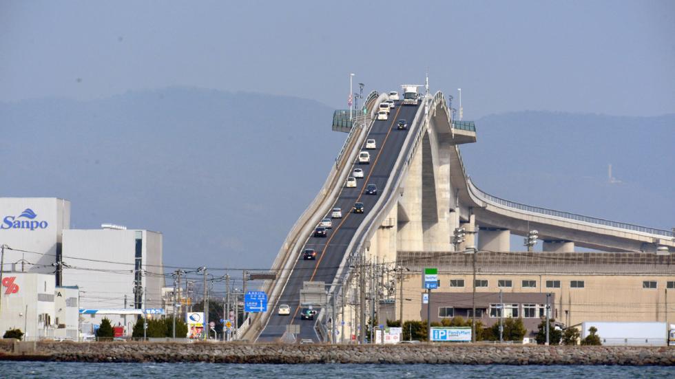 El puente Eshima Ohashi bridge y su apariencia de montaña rusa en Honshu, Japón. (The Asahi Shimbun)