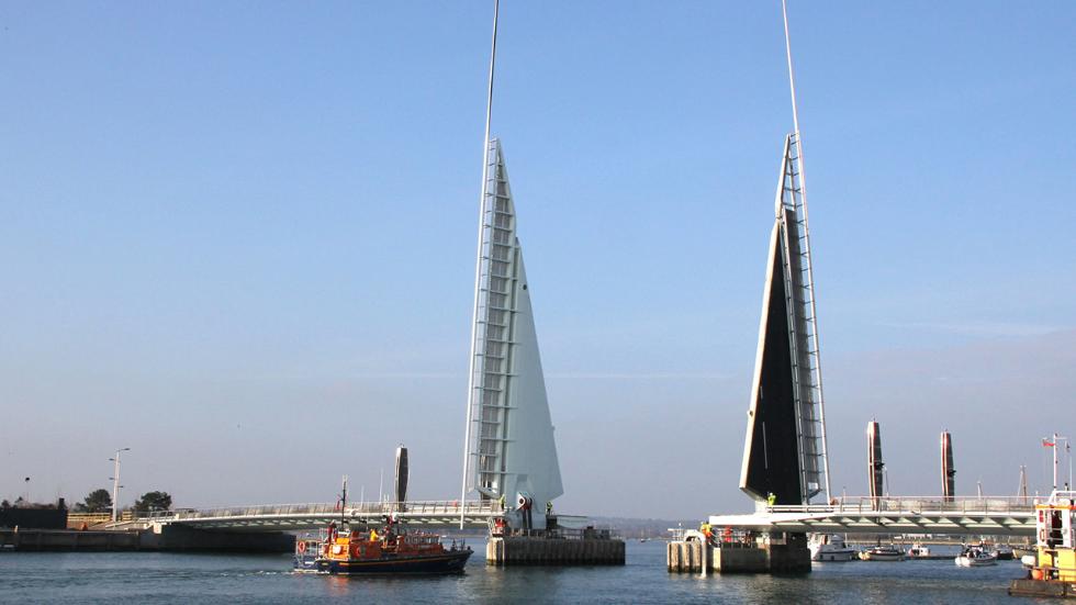 El puente Twin Sails se abre completamente para permitir el paso de barcos en el canal Backwater de Inglaterra. (Flickr/jeffowenphotos)