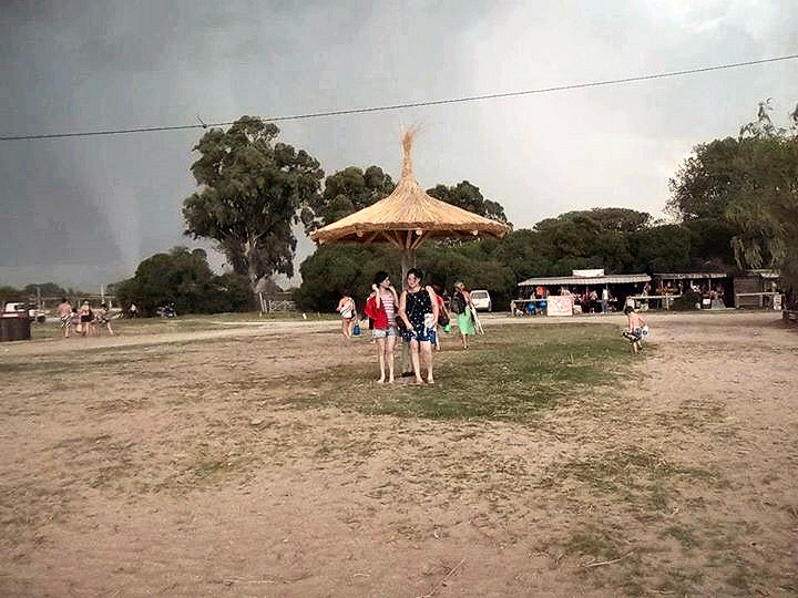 El tornado de Punta Indio, al fondo a la izquierda, mientras la gente se sacaba fotos.