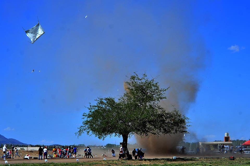 En el aire. Carpas volando por el remolino de polvo en San Luis (Marcelo Lacerda).