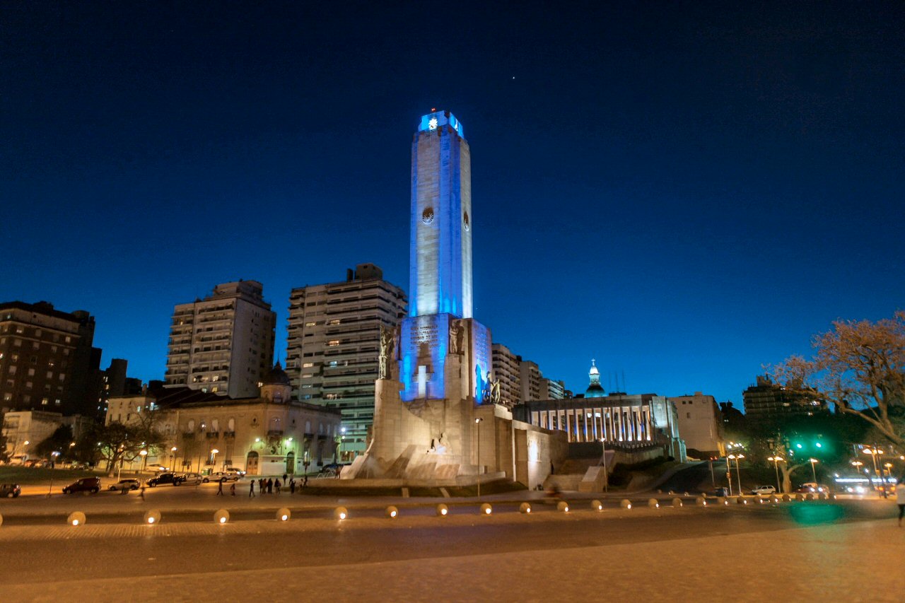 Santa Fe - En Rosario, el monumento a la Bandera aparece iluminado bajo un cielo que está por volverse negro (redes sociales).