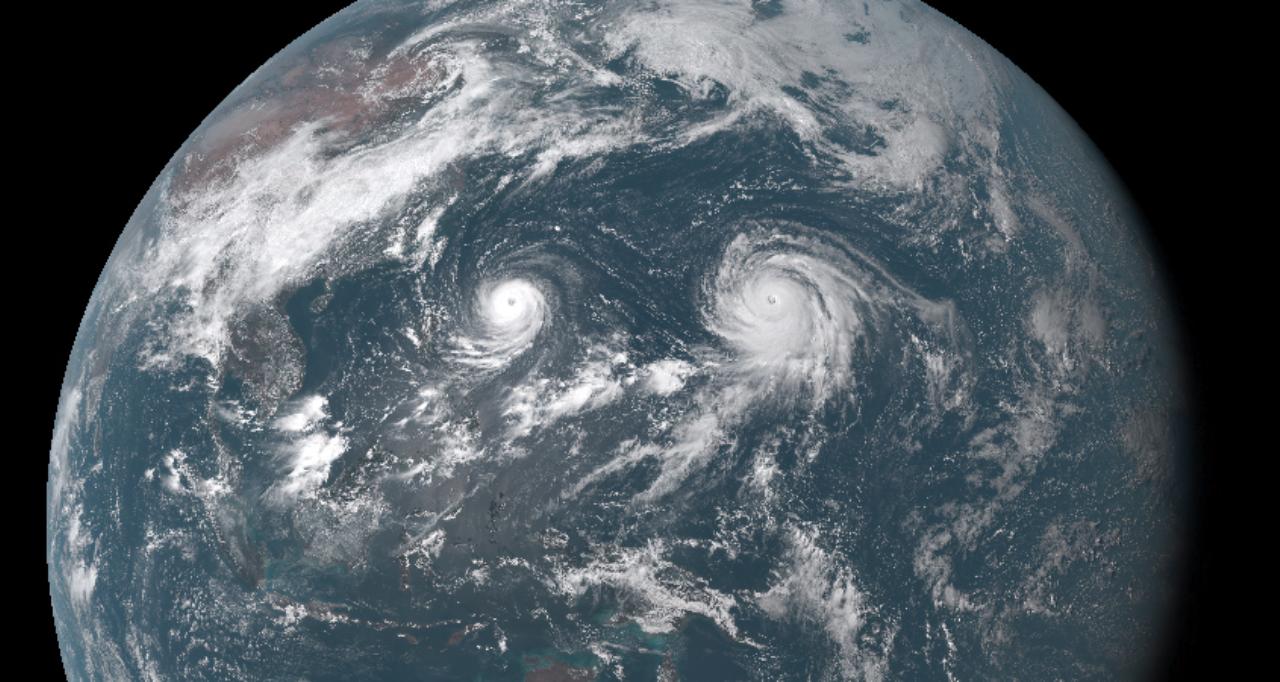 Ambos tifones se muestran majestuosamente en el Pacífico en esta toma del satélite Himawari-8 (Agencia Meteorológica Japonesa).