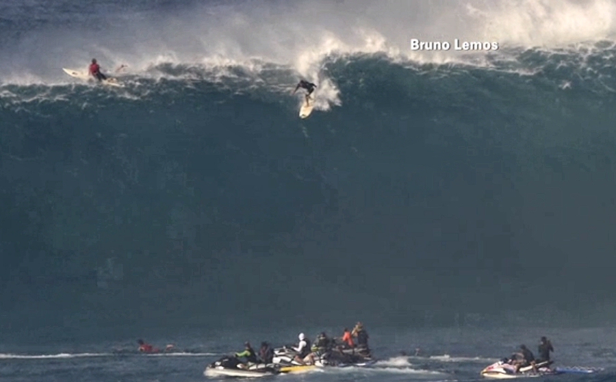 El surfista Tom Dosland intenta vencer las impresionantes olas. Finalmente tuvo que regresar a la orilla (KFOR).