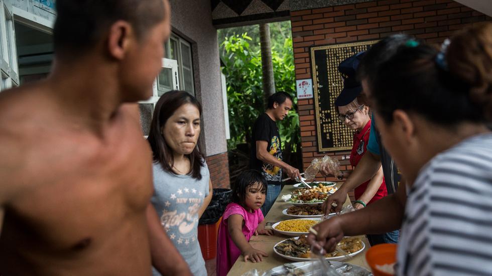 Las familias buscaban su porción de comida en el centro comunitario el 7 de julio. Cientos de turistas fueron evacuados de las islas de Taiwán debido a los fuertes vientos esperados (Weather.com).