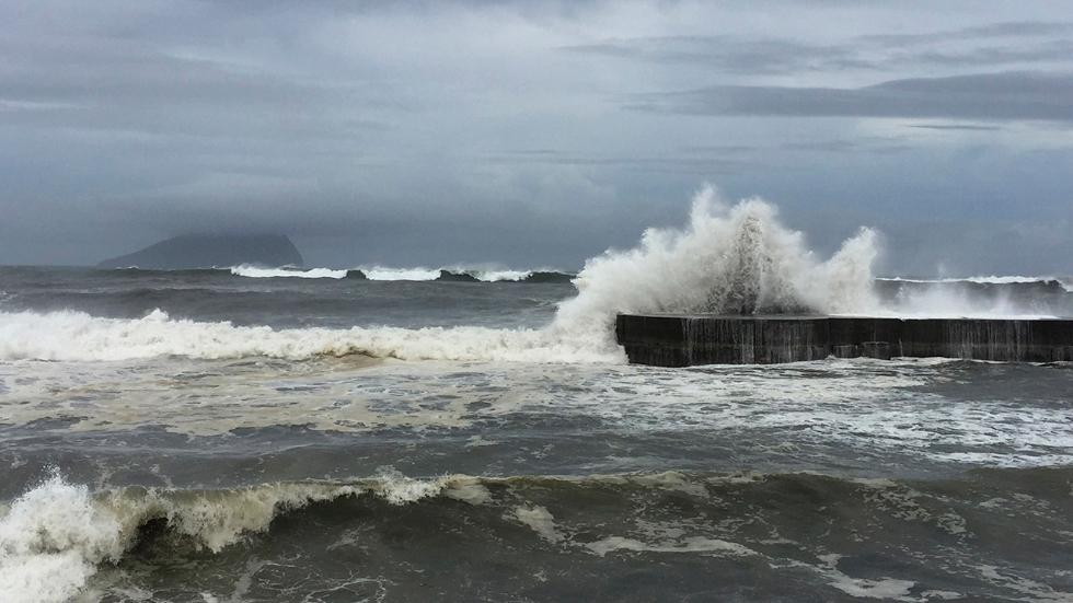 Las olas aumentaban paulatinamente su altura a medida que el tifón avanzaba rápidamente hacia la costa de Filipinas (Weather.com).