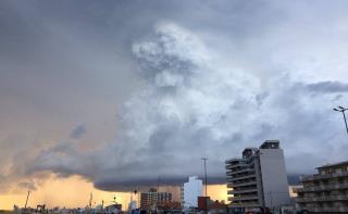 Fotogénica tormenta en Mar del Plata