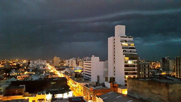 La ciudad de Río Cuarto, oscurecida por las nubes de tormenta (Vía: Agustín Wauthier).