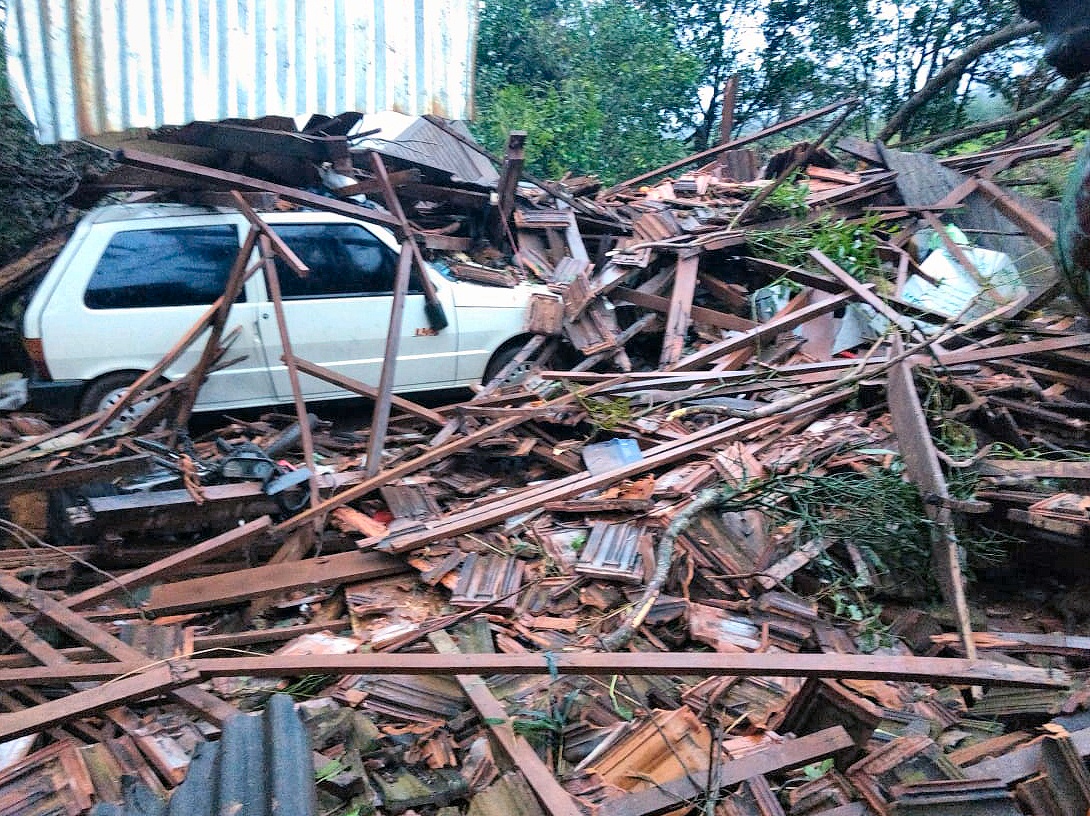 El tornado afectó la zona provocando voladura de techos y destruyendo completamente la vivienda de una familia (redes sociales).