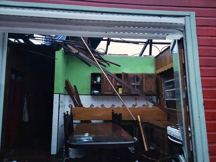 El tornado afectó la zona provocando voladura de techos y destruyendo completamente la vivienda de una familia (redes sociales).