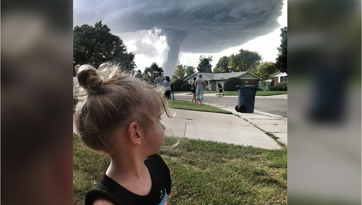 Cielo amenazante. El mismo tornado avanza en el fondo, visto desde un suburbio de Kansas (Ryan Boster).