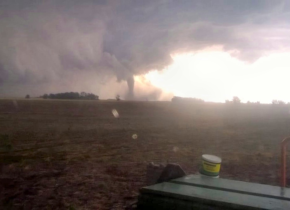 Impactantes tomas del tornado en Lobería desde las afueras de la localidad (redes sociales).