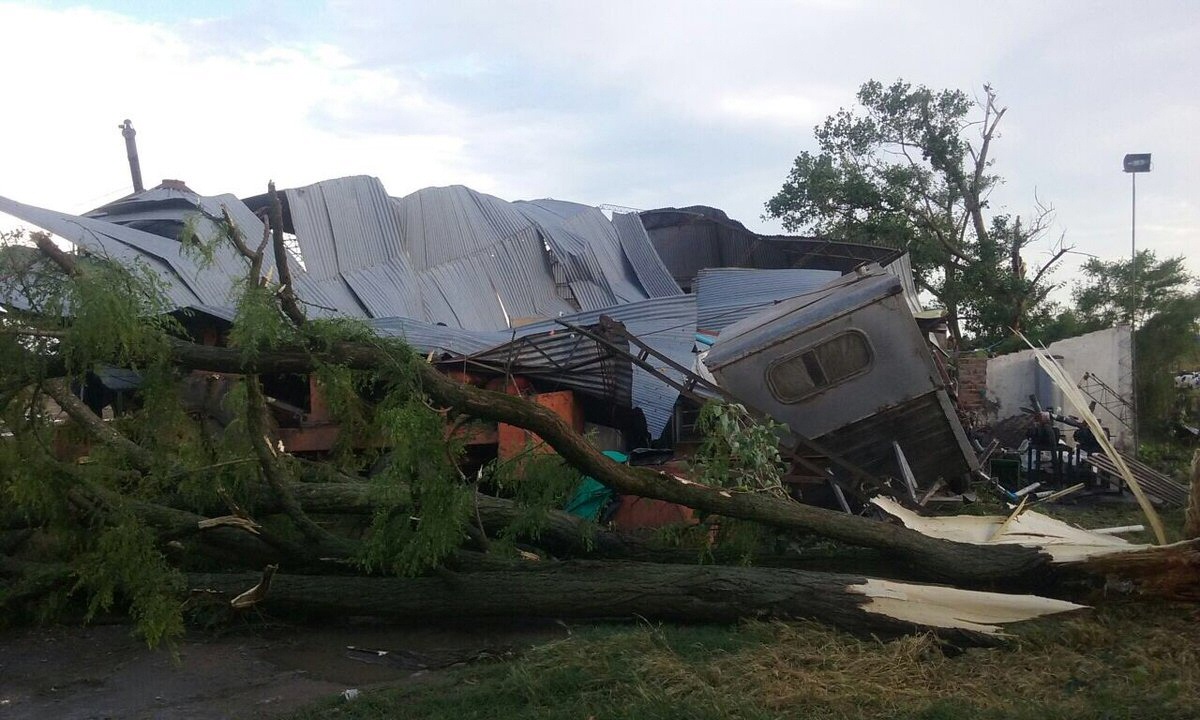 Daños en la localidad de Lobería debido al paso del tornado (redes sociales).