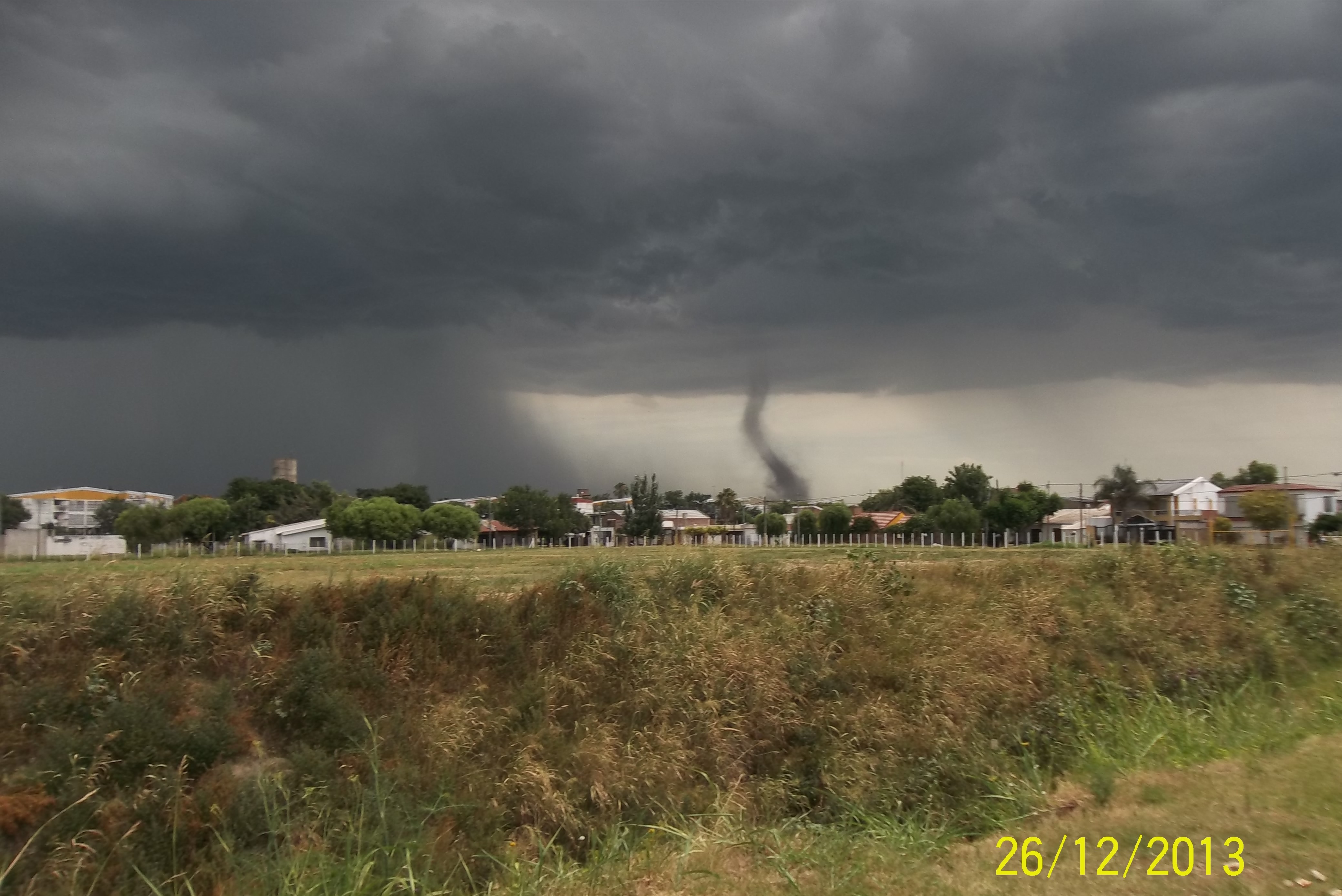 Otra imagen del tornado en las afueras de San Lorenzo, Santa Fe (Luciano Sigalotti).