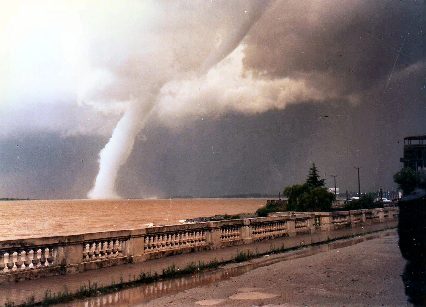 Imponentes trombas registradas en la costa de Colonia, Uruguay el 28 de enero de 1988 (GustFront).